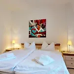 Strandnahe Fewo Mit Schwimmbad Im Haus, Liebeskind 80, Binz